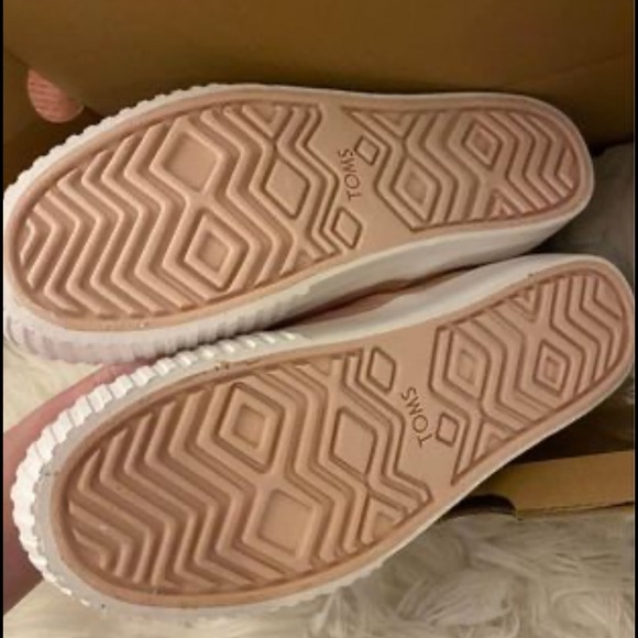 NWT Tom’s platform slip on shoes - Picture 3 of 4